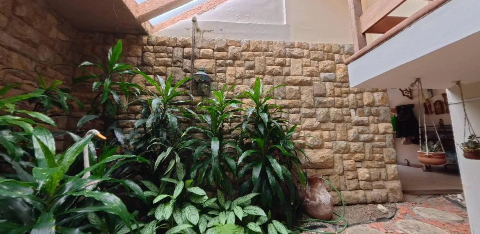 Jardín interno de la quinta en Los Naranjos del Cafetal